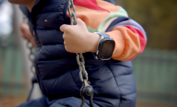 Pojke med Xplora på handleden - ger stor trygghet till barn och föräldrar